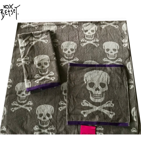 Betsey Johnson Other - Betsey Johnson 3 Towels Skelator Skull Purple Set